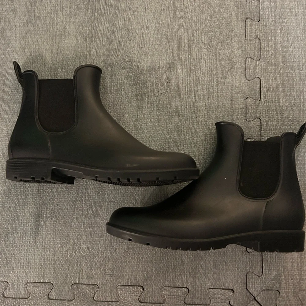Black Rubber Chelsea Boots size 7.